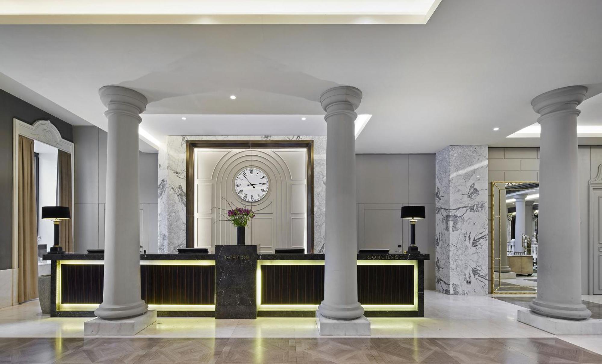 Titanic Gendarmenmarkt Berlín Exterior foto The hotel's lobby