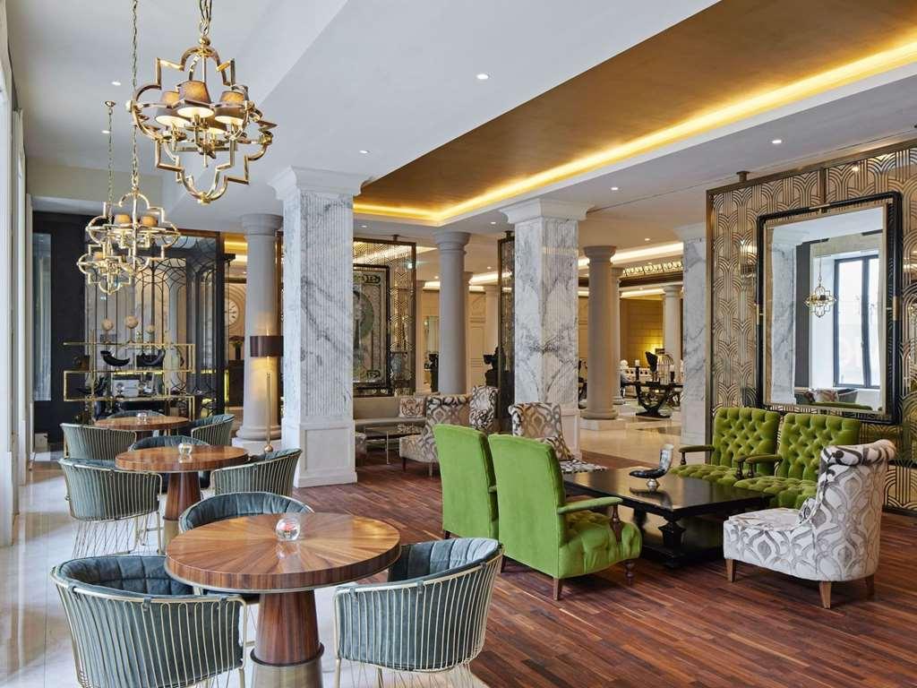 Titanic Gendarmenmarkt Berlín Interior foto The lobby of the hotel